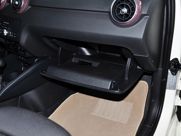 奥迪(进口)  30 TFSI 手套箱整体特写