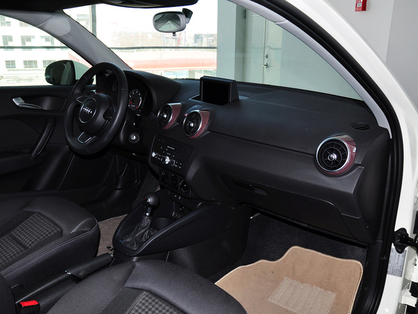 奥迪(进口)  30 TFSI 中控台右侧