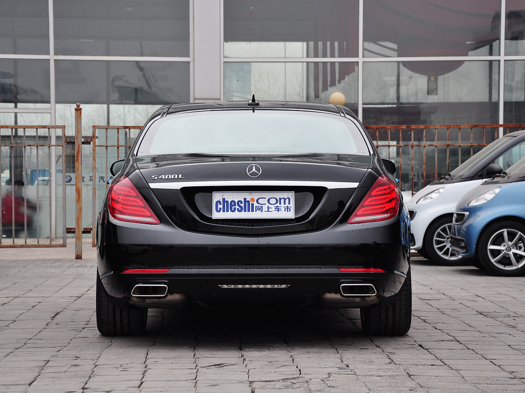 奔驰(进口)  S400L 3.0T 自动 车辆正后方尾部视角