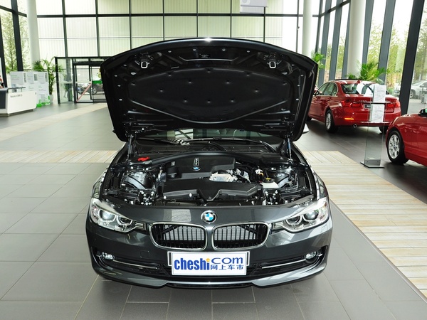 华晨宝马  320Li 车辆发动机舱整体