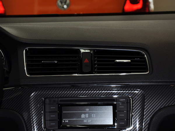 上海大众  1.6L 自动 中控仪表台上方