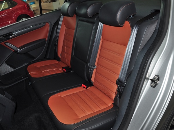 上汽大众  1.4T DSG 第二排座椅45度视角