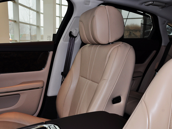 捷豹  XJL 3.0 SC 副驾驶席内侧特写