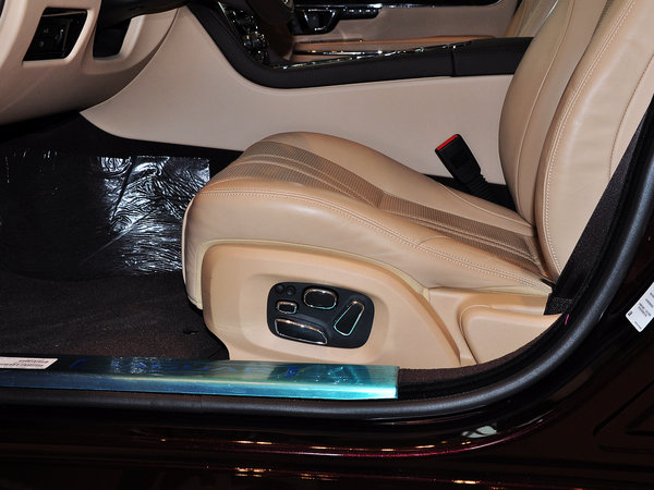 捷豹  XJL 3.0 SC 驾驶席侧面特写