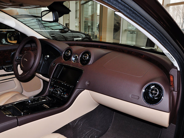 捷豹  XJL 3.0 SC 中控台右侧