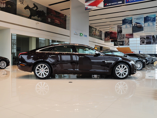 捷豹 XJL 3.0 SC 车辆正右侧
