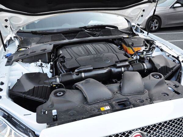 捷豹  XJL 3.0 SC 发动机主体特写