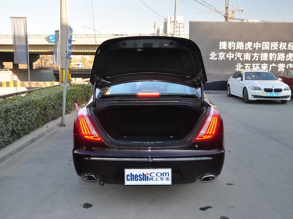 捷豹  XJL 3.0 SC 后备箱整体特写