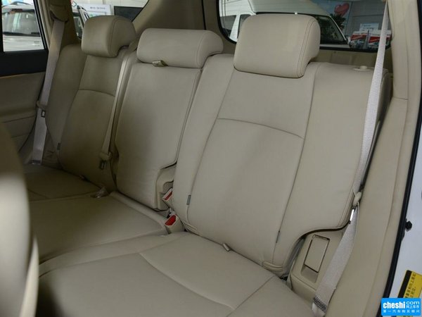 一汽丰田  4.0L 驾驶席座椅头枕特写