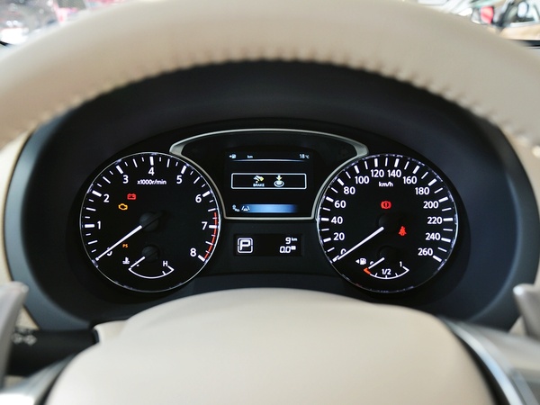 东风日产  公爵 2.5L XV 方向盘后方仪表盘