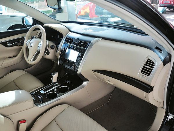 东风日产  公爵 2.5L XV 中控台右侧