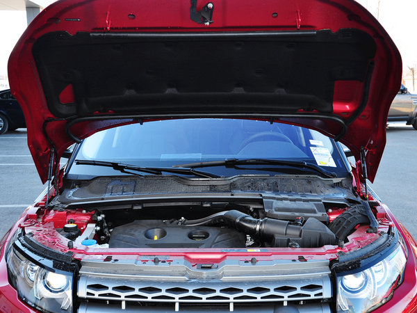 路虎 2.0T 发动机局部特写