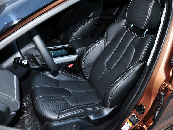 路虎  2.0T 驾驶席座椅前45度视图