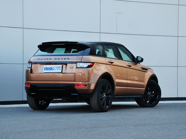 路虎  2.0T 车辆右侧尾部视角