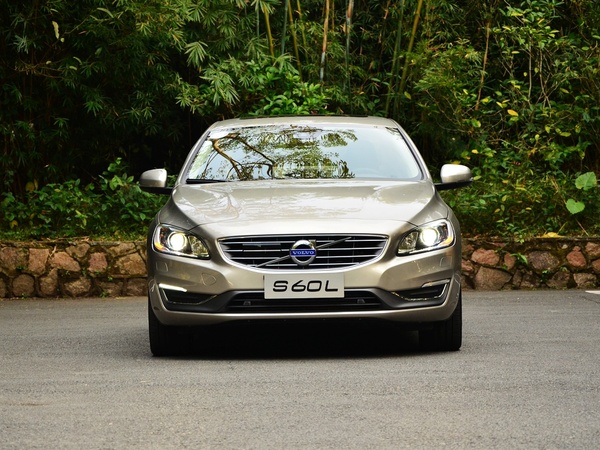 沃尔沃亚太 2.0T 车头正面视角