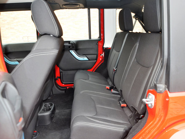 Jeep  3.0L 自动 第二排座椅正视图