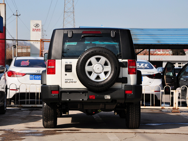 北京汽车  2.4L 手动 车辆正后方尾部视角