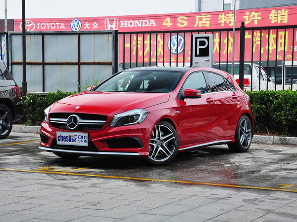 奔驰-AMG  A45 AMG 车辆左前45度视角