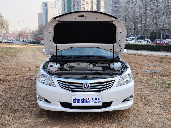 长安乘用车  2.0L 自动 发动机罩特写