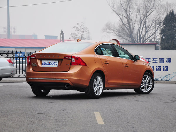 沃尔沃亚太 2.0T 车辆右侧尾部视角