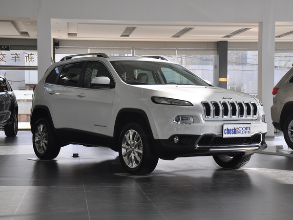 Jeep  2.4L 自动 车辆右侧45度角