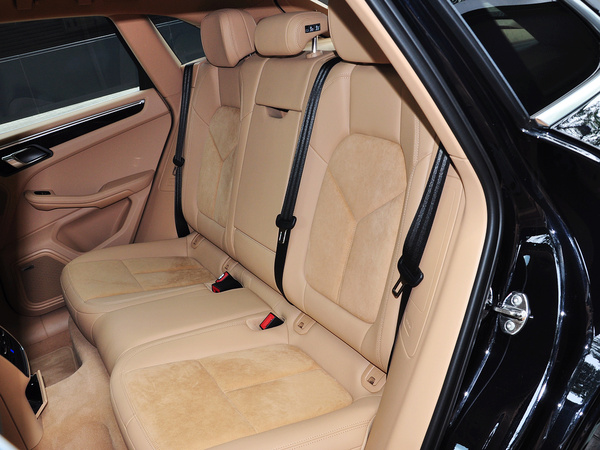 保时捷  Macan 第二排座椅45度视角