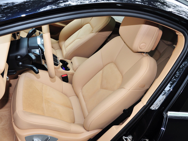 保时捷  Macan 驾驶席座椅前45度视图