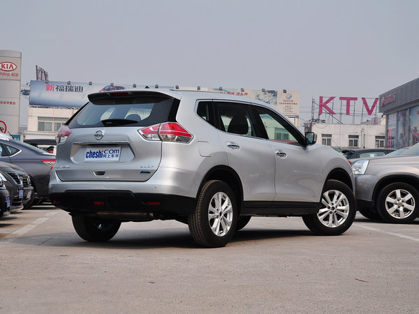 东风日产  2.0L XE CVT 车辆右侧尾部视角