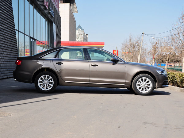 一汽奥迪  TFSI 车辆正右侧