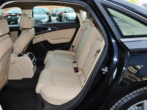 一汽奥迪  50 TFSI 第二排座椅正视图