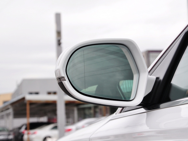 一汽奥迪  30 FSI 反光镜外侧下视