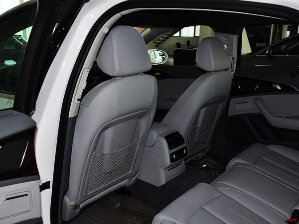 一汽奥迪  30 FSI 第一排座椅靠背后方