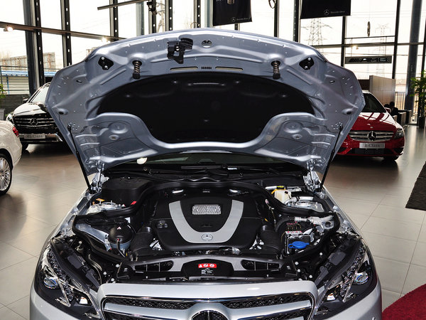 北京奔驰 改款E300L 3.0L 自动 发动机局部特写
