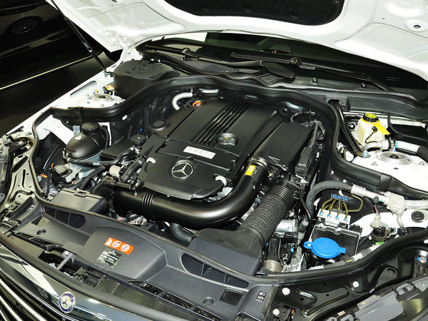 北京奔驰  E260L 1.8T 自动 发动机主体特写