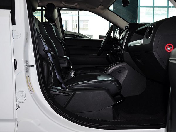 Jeep  改款 2.4L 自动 副驾驶座椅正视图