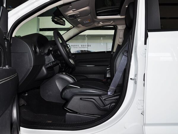 Jeep  改款 2.4L 自动 驾驶席座椅正视图