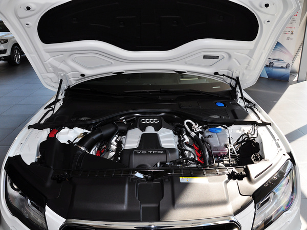奥迪(进口)  50TFSI quattro 发动机局部特写