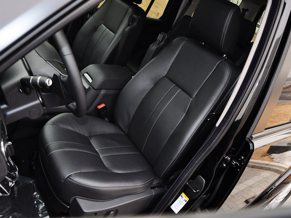 路虎 3.0T SD V6 驾驶席座椅前45度视图