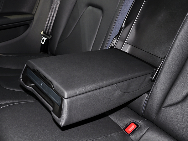 奥迪(进口) 45TFSI 2.0T CVT 第二排座椅中间特写