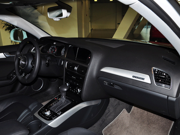 奥迪(进口)  40TFSI 2.0T DCT 中控台右侧