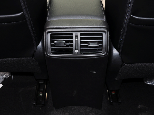 东风日产  2.5L XL CVT 前排座椅中央后方整体