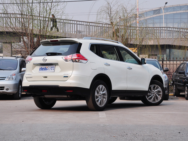 东风日产 2.5L XV CVT 车辆右侧尾部视角