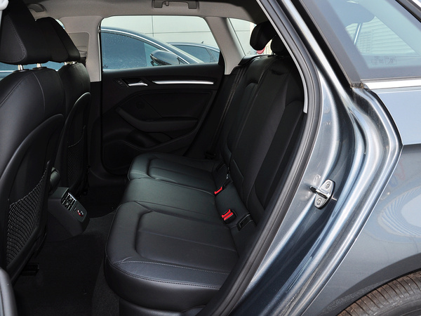 一汽奥迪  Sportback 35TFSI 第二排座椅正视图