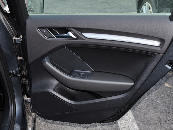 一汽奥迪  Sportback 35TFSI 右后车门控制区特写