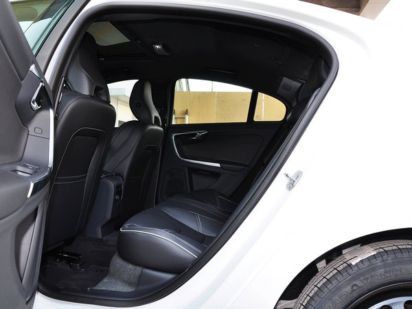 沃尔沃(进口) 改款 2.0T 自动 第二排座椅正视图