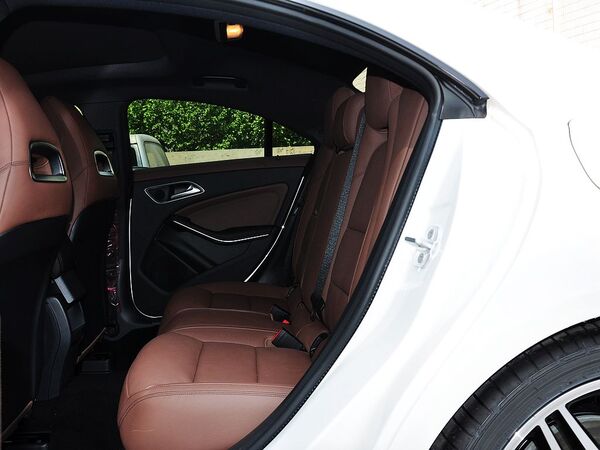 奔驰(进口)  CLA260 第二排座椅正视图