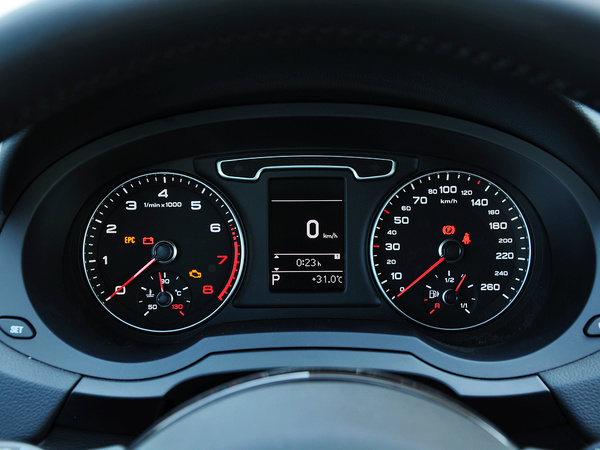 一汽奥迪  30 TFSI 方向盘后方仪表盘