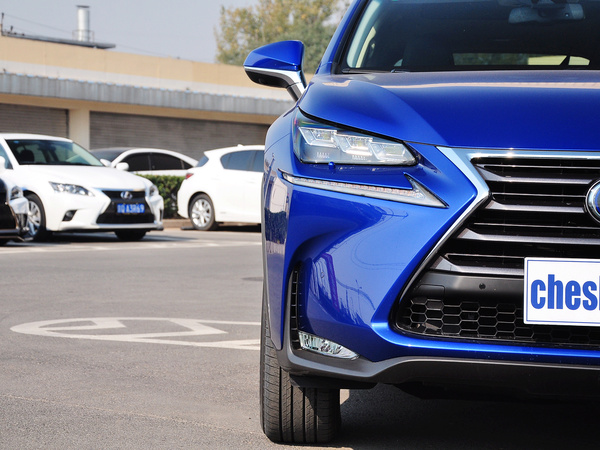 雷克萨斯  300h 车辆右前大灯正视图