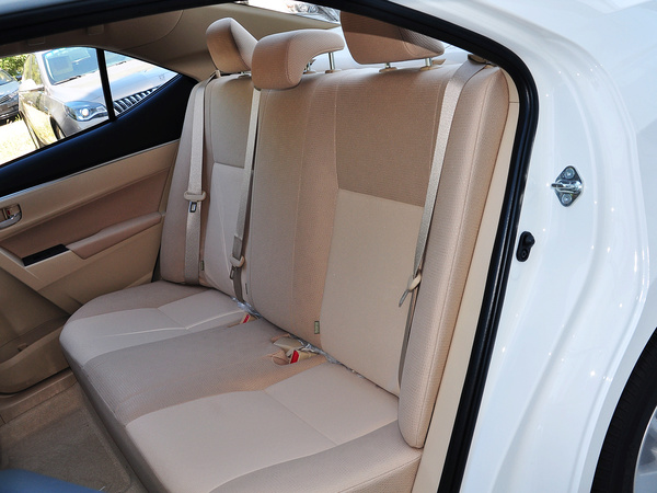 一汽丰田  1.6L CVT 第二排座椅45度视角