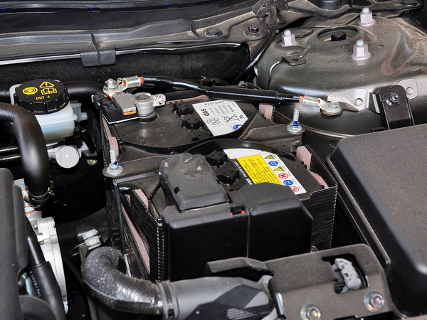 长安马自达  三厢 2.0L 自动 蓄电池特写